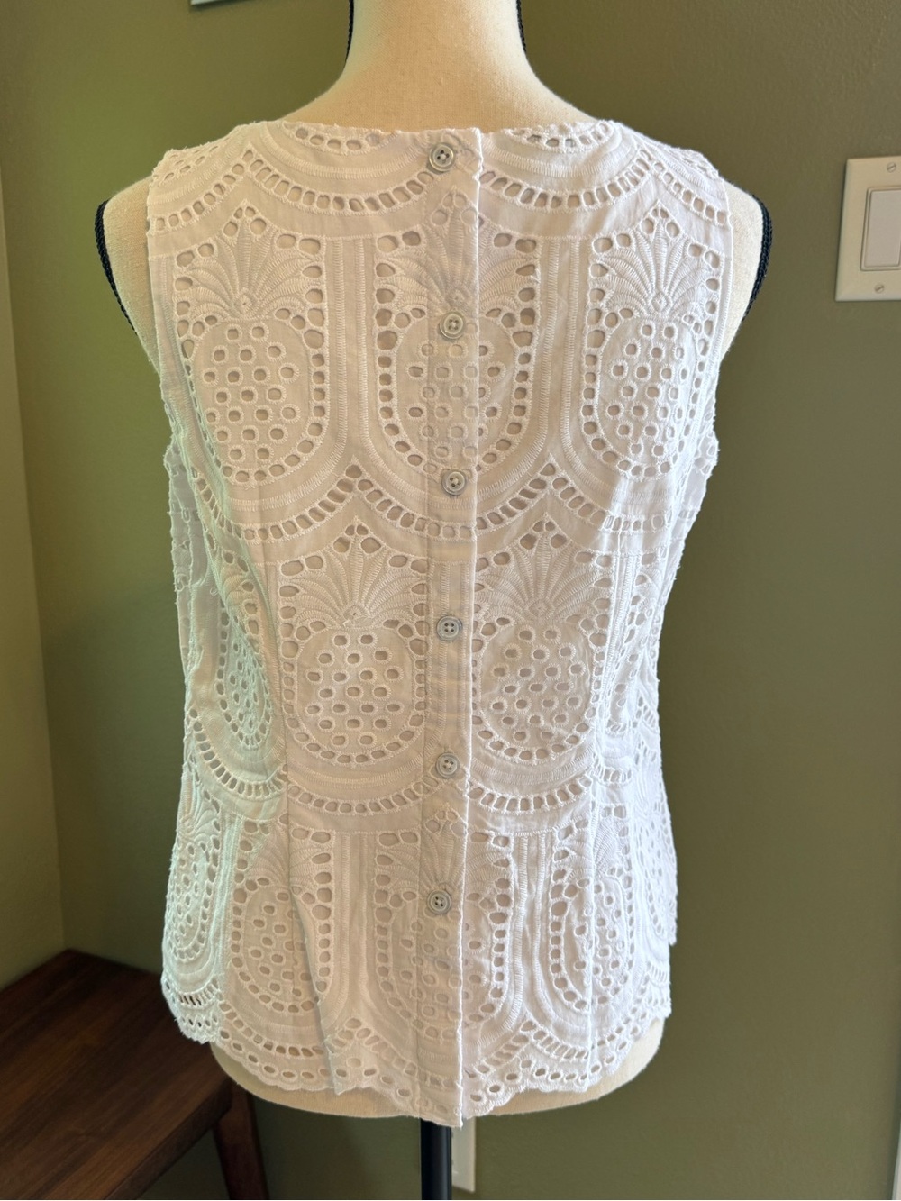 Talbots Eyelet Pineapple Button Back Shell - Picture 4 of 8